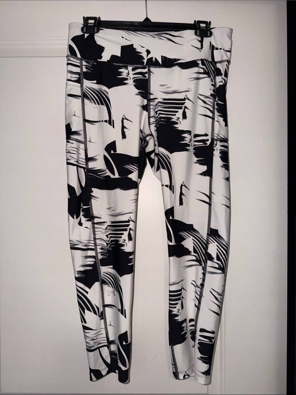 Under Armour Black & White Abstract Print Leggings